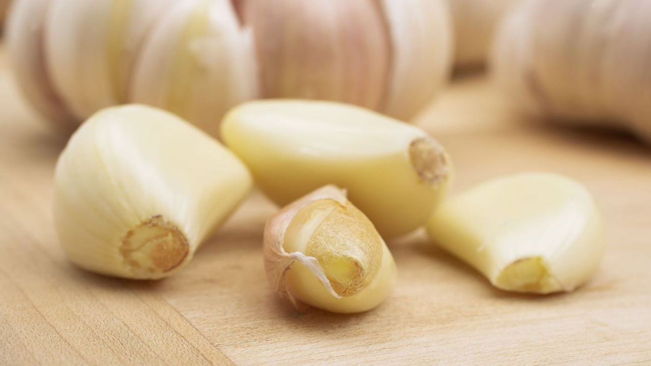 Garlic: ఖాళీ కడుపుతో వెల్లుల్లి తినండి.. మార్పు మీ ఊహకు కూడా అందదు..
