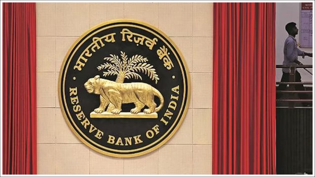 RBI: ఖాతాదారుల విషయంలో బ్యాంకులకు షాకిచ్చిన ఆర్బీఐ.. రోజుకు రూ.100 జరిమానా!