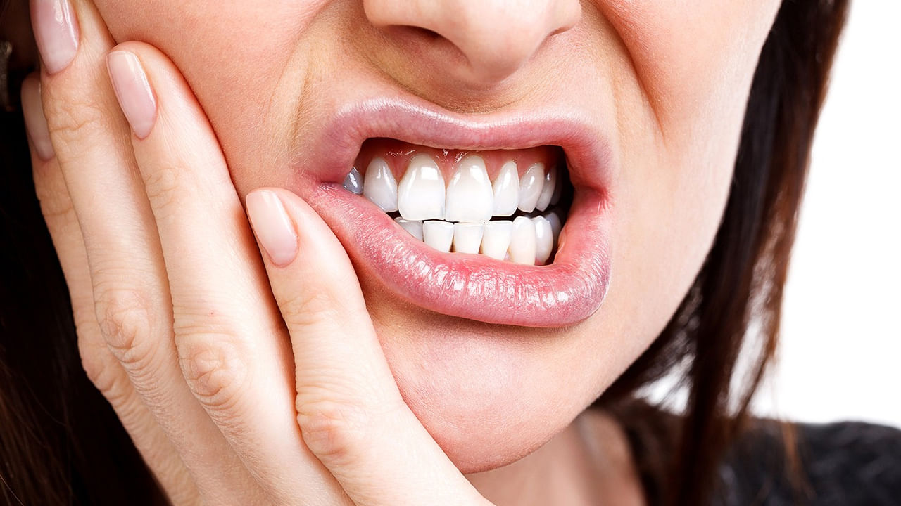 దంతాలు, చిగుళ్ల సమస్యలు: పటిక, ఉప్పు దంతాలు, చిగుళ్ళకు చాలా ఉపయోగకరంగా ఉంటాయి. వీటిని ఉపయోగించడం ద్వారా చిగుళ్ల వాపు, నొప్పి , నోటి పూతలని నయం చేయవచ్చు. అంతేకాదు ఇది గొంతు నొప్పి నుంచి కూడా ఉపశమనాన్ని అందిస్తుంది. పటికను నీటిలో కరిగించి అందులో చిటికెడు ఉప్పు వేసి ఆ నీటితో పుక్కిలించాలి.