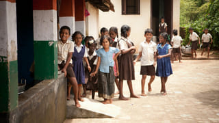 Telangana: ఆ చెట్టుకు డబ్బులు కాశాయ్.. మీరే చూడండి..