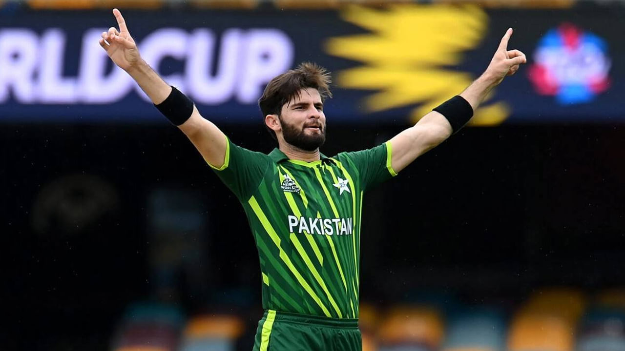 Shaheen Afridi: అంతర్జాతీయ క్రికెట్‌లోని ప్రతి ఫార్మాట్‌లో 100 వికెట్లు మైలురాయిని సాధించిన తొలి పాక్ బౌలర్‌గా స్టార్ పేసర్ షాహీన్ అఫ్రిది క్రికెట్ చరిత్రలో తన పేరును నమోదు చేసుకున్నాడు. మంగళవారం డర్బన్‌లో దక్షిణాఫ్రికాతో జరిగిన తొలి టీ20లో ఈ చారిత్రాత్మక ఫీట్ జరిగింది. 