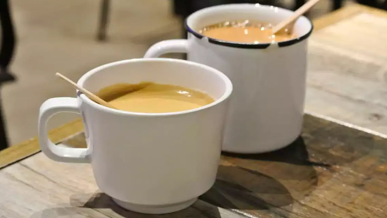 Side Effects of Tea: పని ఒత్తిడి నుంచి ఉపశమనం అంటూ తెగ టీ తాగేస్తున్నారా.. దంతాలకు ఎంత హానికరం అంటే..