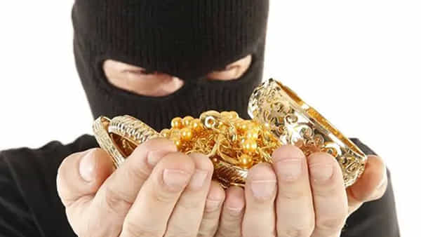 Telangana News: ఇంట్లోకి దూరి కత్తులు, గన్లతో బెదిరించి.. సినిమాలో మాదిరిగా గోల్డ్ దోపిడీ..!