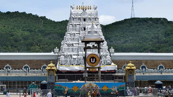 శ్రీవారి ఆలయంలో వైకుంఠ ద్వార దర్శనం.. తిరుపతి, తిరుమలలో ఉచిత టోకెన్ల జారీ..