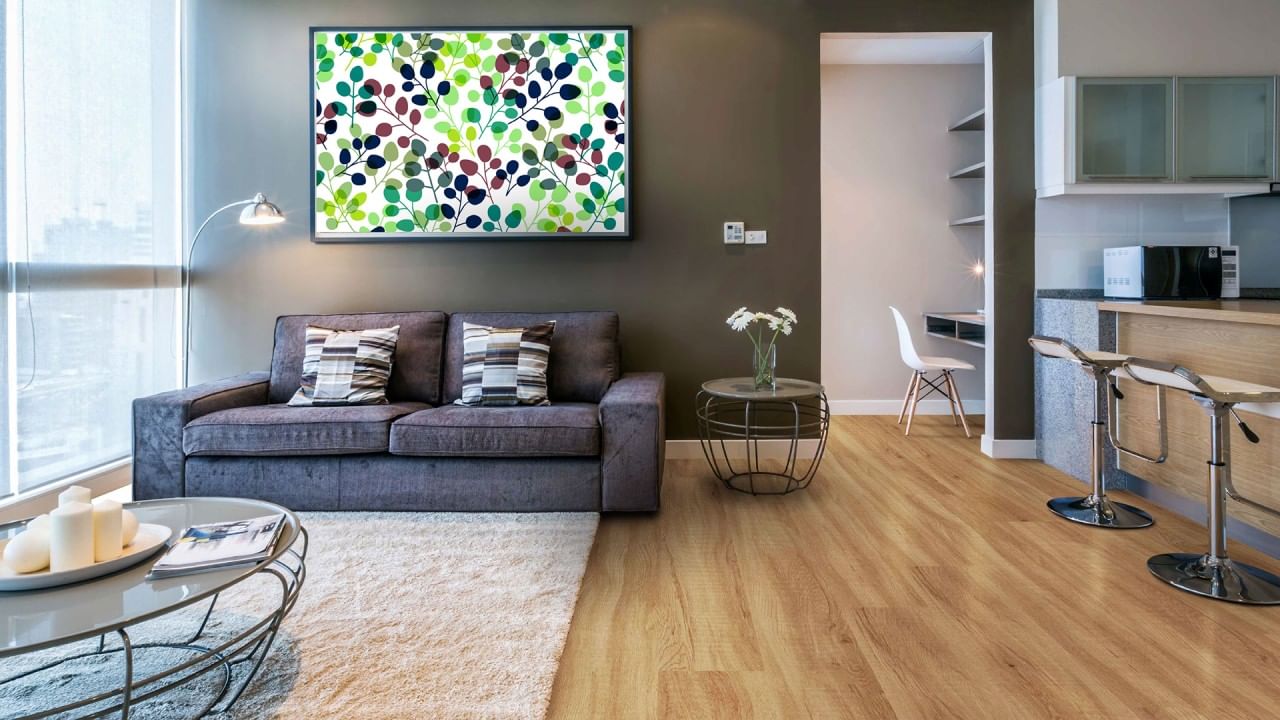 ఇంటిని అందంగా నిర్మించుకోవడం అనేది ఒక కళ. ఎవరి ఇష్టాన్ని బట్టి, స్థోమతను బట్టి వాళ్లు ఇంటిని కడుతూ ఉంటారు. అందమైన ఇల్లు ఉండాలనేది అందరి కళ. ఇక వారి ఇష్టా ఇష్టాలను బట్టి ఇంట్లో ఫ్లోరింగ్ వేయిస్తూ ఉంటారు. ఆ ఫ్లోరింగ్ రంగులను బట్టి కూడా వారి అభివృద్ది జరుగుతుందని వాస్తు శాస్త్రం చెబుతుంది.