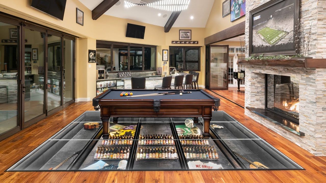 ఇంటిని నిర్మించేటప్పుడే కాకుండా.. ఇంట్లో ఉండే వస్తువులు, రంగులను బట్టి కూడా వాస్తు శాస్త్రం రూల్స్ ఉంటాయి. సాధారణంగా ఇప్పుడు ఎవరి ఇంట్లో అయినా టైల్స్ లేదా గ్రానైట్ వేయిస్తూ ఉంటున్నారు. వీటి రంగు బట్టి మీ ఇల్లు అభివృద్ధి జరుగుతుంది.