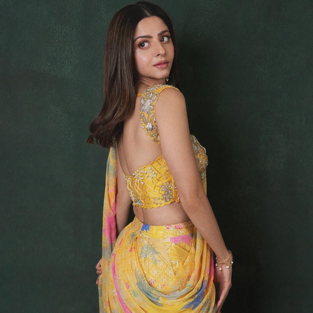 ప్రస్తుతం వరుస సినిమాలు, వెబ్ సిరీస్ లతో దూసుకుపోతుంది. ఇటీవల ఆమె నటించిన సోషియో ఫాంటసీ యక్షిణి అనే వెబ్ సిరీస్ ద్వారా ప్రేక్షకులను అలరించింది. అలాగే సోషల్ మీడియాలో హాట్ ఫోటోలతో రచ్చ చేస్తుంది. 