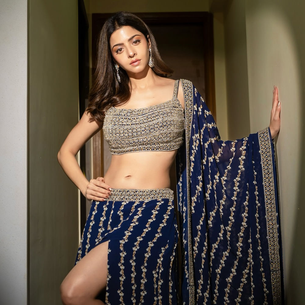 ఇటీవల నాగార్జున నటించిన బంగర్రాజు సినిమాతో సెకండ్ ఇన్నింగ్స్ స్టార్ట్ చేసిన వేదిక.. అటు సినిమాలు, ఇటు వెబ్ సిరీస్ లతో బిజీగా ఉంటుంది. తాజాగా హారర్ వెబ్ సిరీస్ యక్షిణీలో మాయ పాత్రలో అందరినీ భయపెట్టింది. 