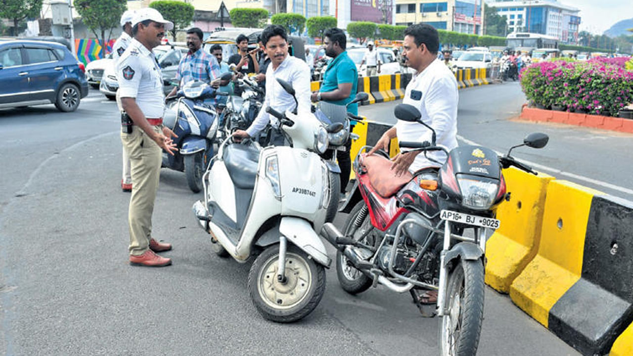 AP News: బైక్‌పై హెల్మెట్స్ లేకుండా చిక్కారో.. అవి కూడా వడ్డింపు.. అదీ లెక్క..