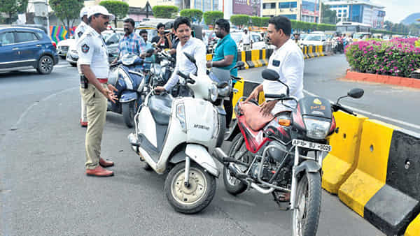 AP News: బైక్పై హెల్మెట్స్ లేకుండా చిక్కారో.. అవి కూడా వడ్డింపు.. అదీ లెక్క..