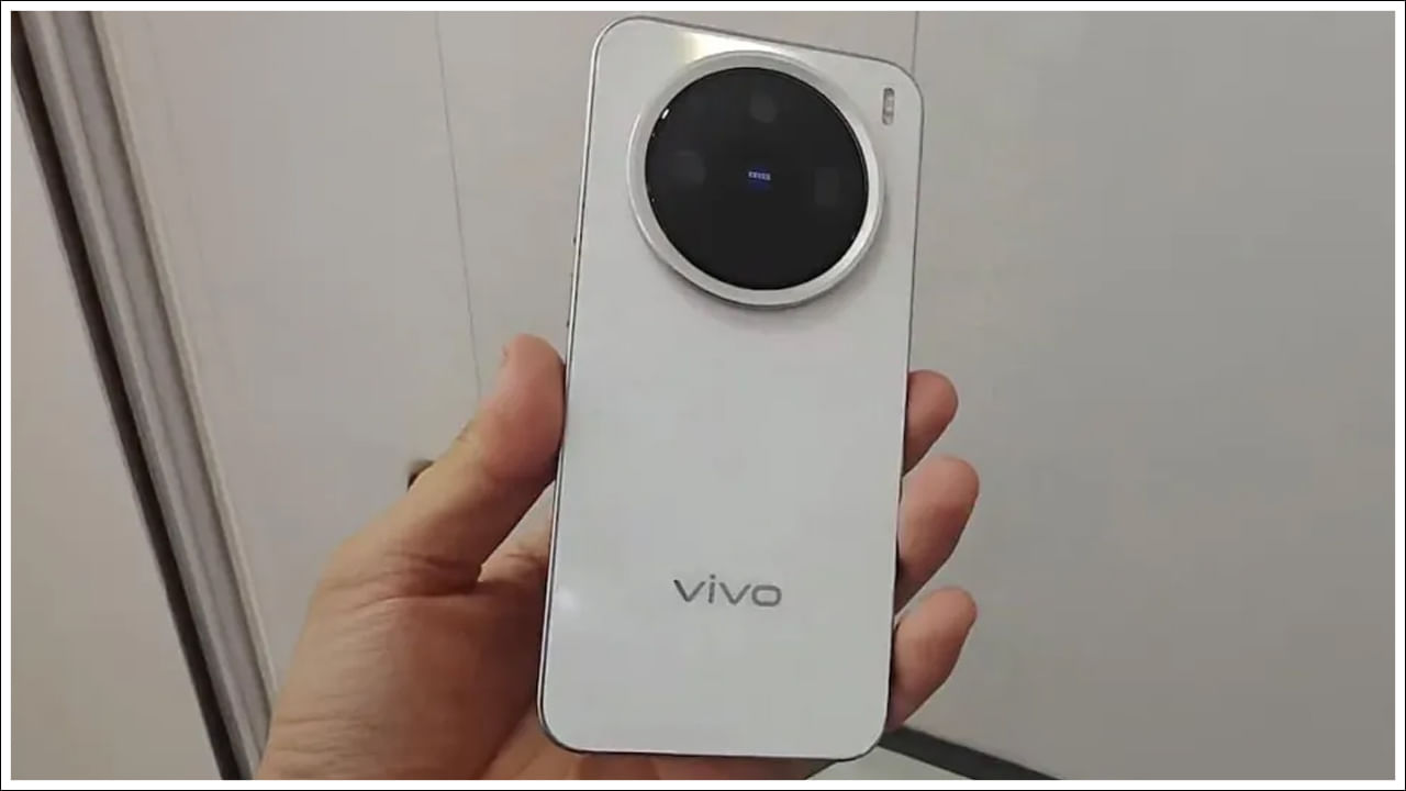 కంపెనీ Vivo X200లో 6.67-అంగుళాల డిస్‌ప్లేను, X200 ప్రోలో 6.78-అంగుళాల డిస్‌ప్లేను అందిస్తోంది. ఈ డిస్‌ప్లే 120Hz రిఫ్రెష్ రేట్‌కు మద్దతు ఇస్తుంది. ప్రాసెసర్‌గా మీరు X200లో డైమెన్సిటీ 9400, ప్రో వేరియంట్‌లో 9300 చిప్‌సెట్‌ను పొందుతారు. ఫోటోగ్రఫీ కోసం మూడు వెనుక కెమెరాలు X200లో అందుబాటులో ఉంటాయి. వీటిలో 50-మెగాపిక్సెల్ ప్రధాన లెన్స్‌తో పాటు 50-మెగాపిక్సెల్ అల్ట్రావైడ్ యాంగిల్ లెన్స్, 50-మెగాపిక్సెల్ టెలిఫోటో లెన్స్ ఉన్నాయి.