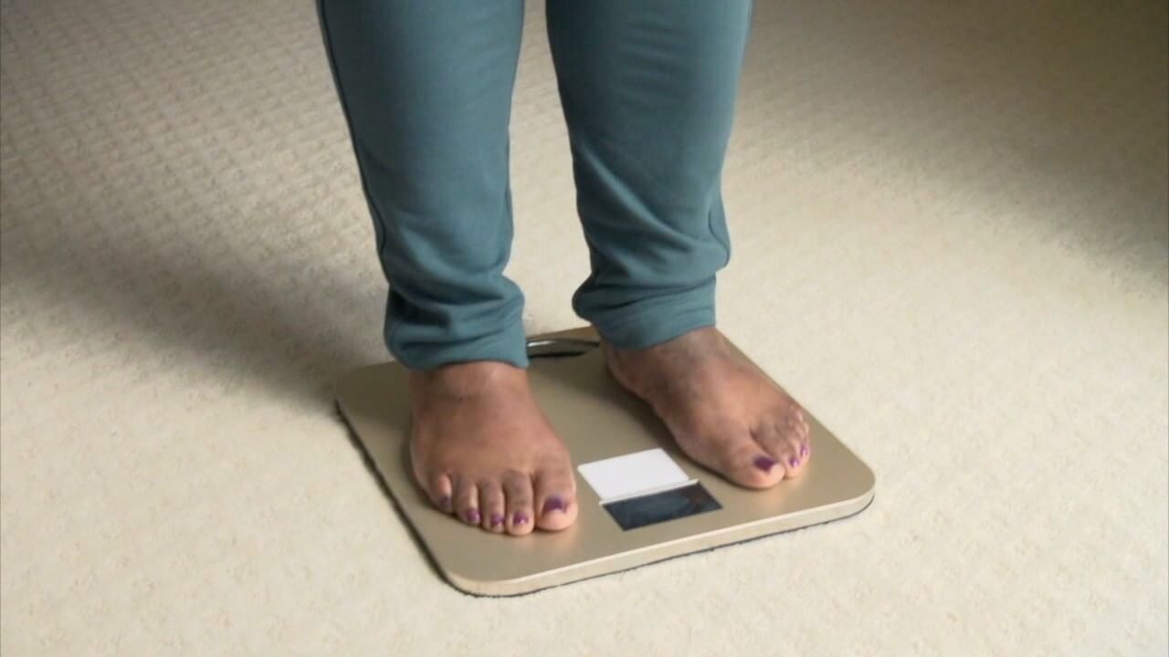 బరువు తగ్గాలని కొంత మంది తిప్పలు పడితే.. బక్కగా ఉన్నామని మరికొందరు బాధ పడుతూ ఉంటారు. నిజానికి ఉండాల్సిన బరువు కంటే తక్కువగా ఉండటం కూడా సమస్యే. బరువు పెరగడానికి ఎన్నో రకాల హెల్దీ ఫుడ్స్ ఉన్నాయి. అవేంటో ఇప్పుడే చూసేయండి.
