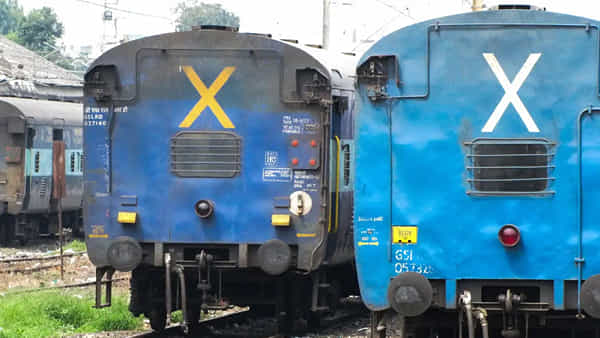 Indian Railways : రైలు చివరి బోగి వెనుక ఇలాంటి X గుర్తు ఎందుకు రాసి ఉంటుందో తెలుసా..?