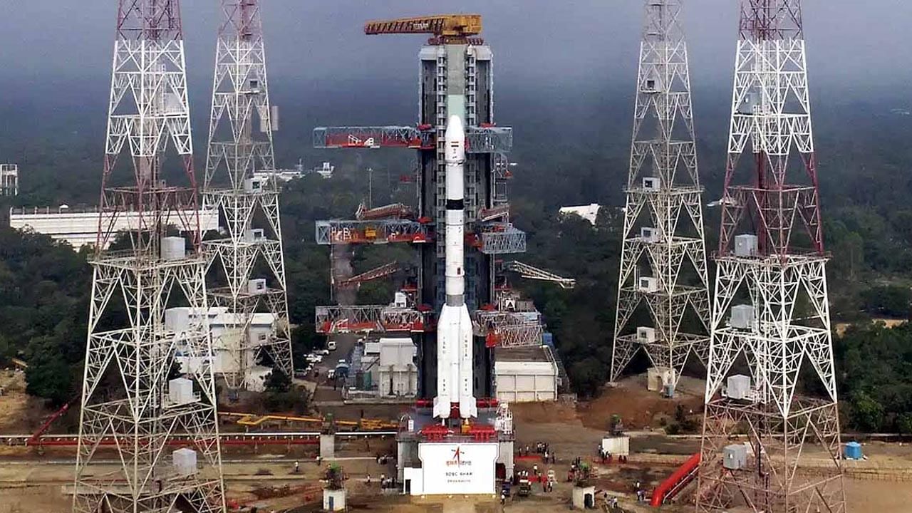 మరో రికార్డ్కు అడుగు దూరంలో ఇస్రో.. 100వ ప్రయోగానికి ముహూర్తం ఫిక్స్..!