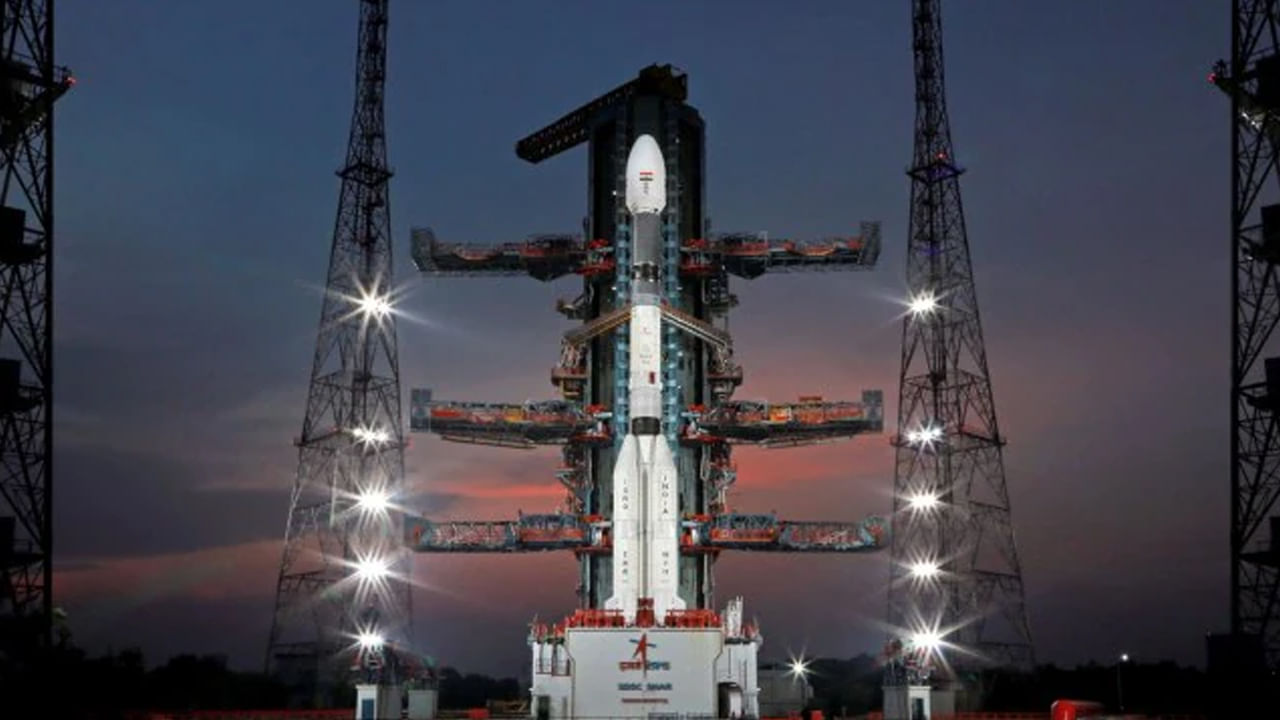 ISRO: తగ్గేదే లే..  సెంచరీ కొట్టేందుకు రెడీ అయిన ఇస్రో..