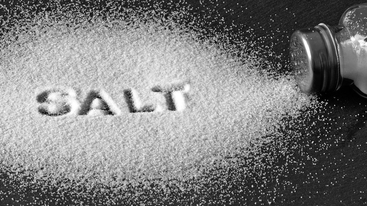 ఉదయాన్నే తిన్న ఆహారంలో ఉప్పు పరిమాణాన్ని తగ్గించండి. అధిక ఉప్పు తీసుకోవడం వల్ల ఆసిడిటీ సమస్యలు ఏర్పడతాయి. ఇది కిడ్నీ ఆరోగ్యానికి మంచిది కాదు.