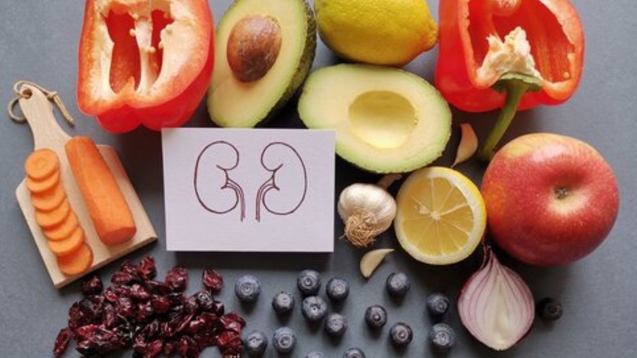 కిడ్నీ ఆరోగ్యంగా ఉండడానికి ఉదయాన్నే తాజా పండ్లు తినాలి. ఆపిల్, బెర్రీలు లేదా బొప్పాయి వంటి పండ్లను మీ ఆహారంలో చేర్చండి. 
ఈ పండ్లు మీ కిడ్నీకి మేలు చేస్తాయి. 