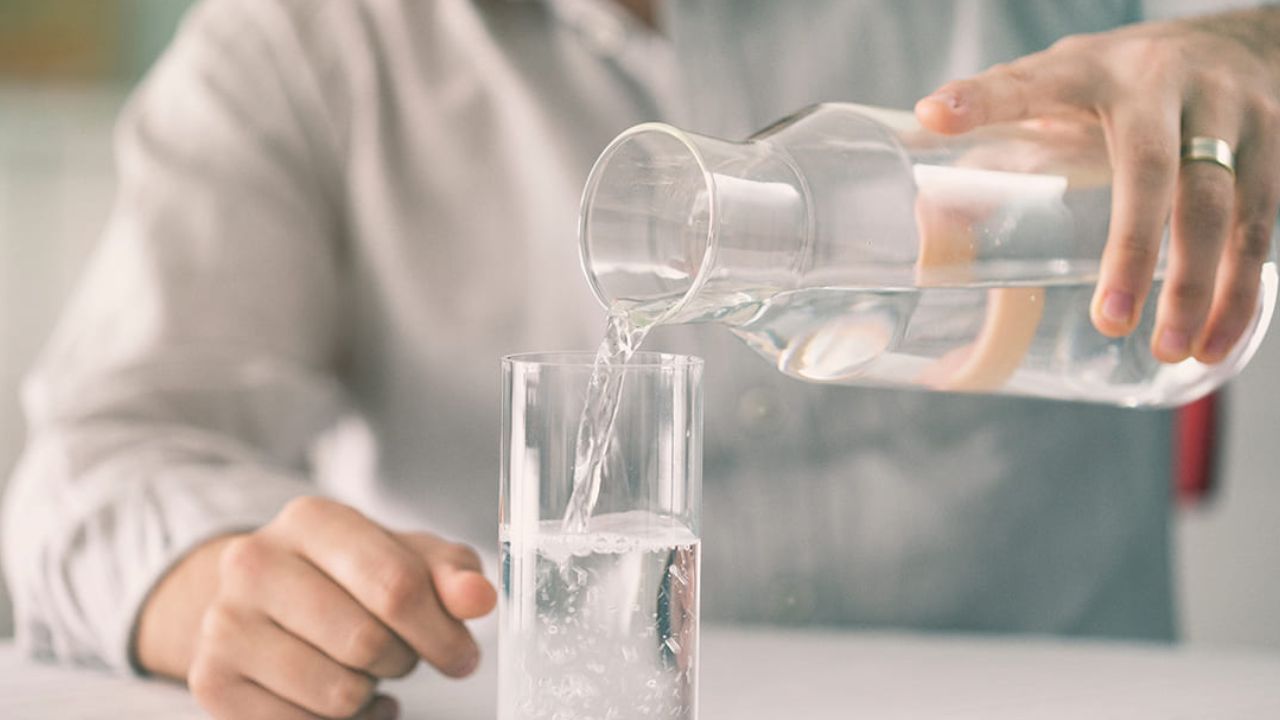 ఉదయాన్నే ఒక గ్లాస్ నీటిని తాగడం ప్రారంభించండి. రాత్రంతా నీరు త్రాగకపోవడం వల్ల శరీరం డీహైడ్రేట్ అవుతుంది. కిడ్నీలు ఆరోగ్యంగా పని చేయాలంటే తగినన్ని నీటిని తాగడం చాలా అవసరం.