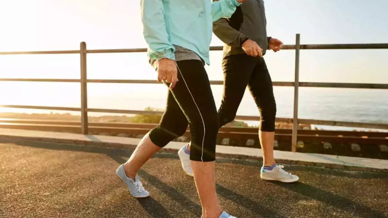 రక్త ప్రసరణను మెరుగుపరచడం, కిడ్నీ పనితీరును మెరుగుపరచడానికి వాకింగ్ లేదా తేలికపాటి వ్యాయామంతో మీ రోజును ప్రారంభించండి.