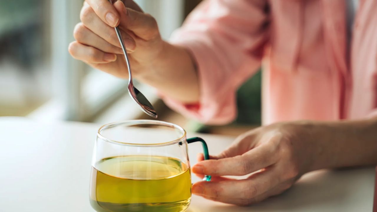 ఉదయాన్నే ఖాళీ కడుపుతో గ్రీన్ టీ లేదా తులసి టీ తాగండి. ఇది ఆక్సిడేటివ్ స్ట్రెస్‌ను తగ్గించడంలో, కిడ్నీ పనితీరును మెరుగుపరచడంలో సహాయపడుతుంది.