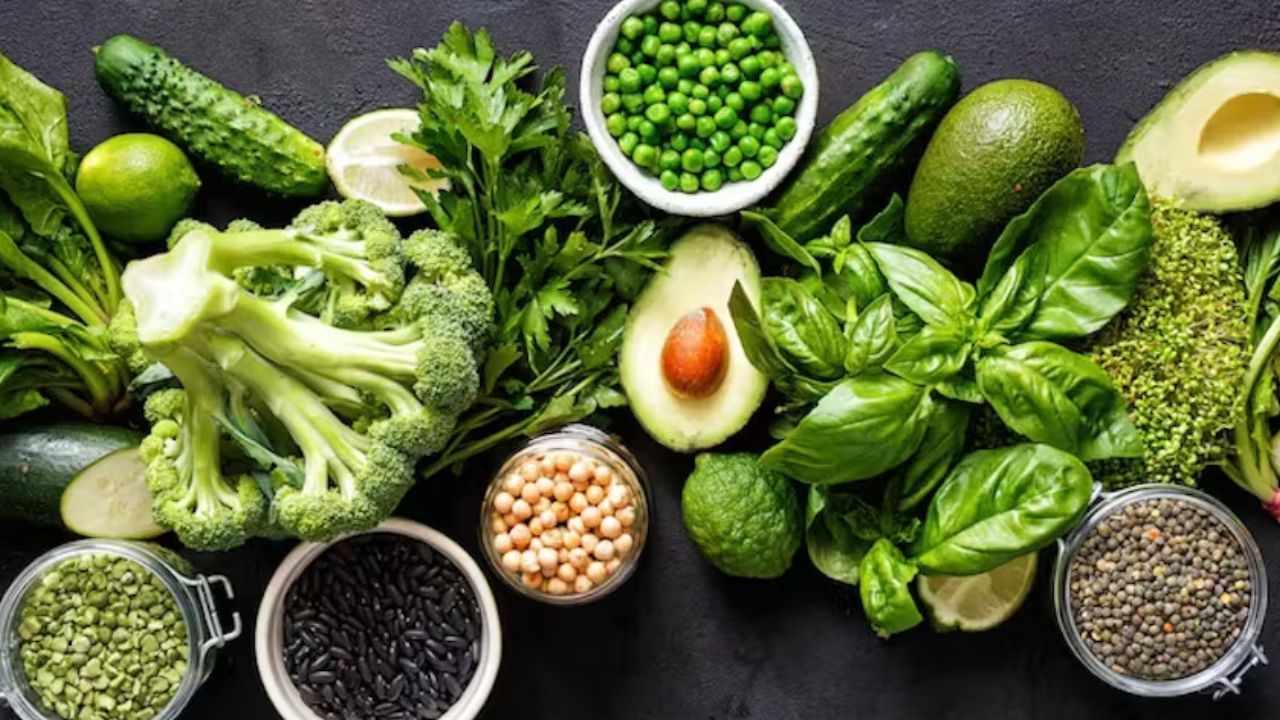 బెర్రీలు, ఆకుకూర కూరగాయలు, ఆలివ్ నూనె వంటి పదార్థాలను మీ ఆహారంలో చేర్చండి. ఫైబర్, ప్రోటీన్ సమతుల్యంగా ఉండే ఆహారాన్ని తీసుకోవడం మంచిది.