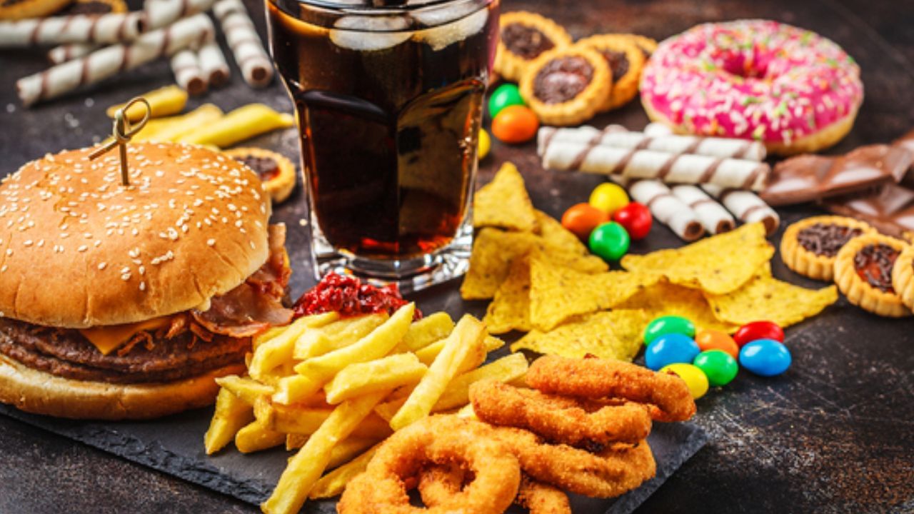 కిడ్నీల ఆరోగ్యాన్ని కాపాడడానికి ఉదయాన్నే ప్రాసెస్డ్ స్నాక్స్ లేదా చక్కెర పదార్థాలను తీసుకోవడం మానేయండి.