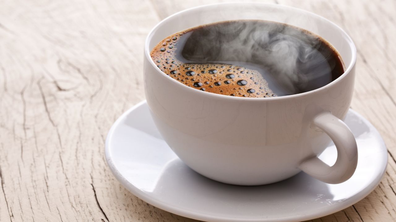 ఉదయం ఖాళీ కడుపుతో టీ లేదా కాఫీ తాగకండి. అధిక కాఫీ తీసుకోవడం కిడ్నీ సమస్యల ప్రమాదాన్ని పెంచుతుంది.