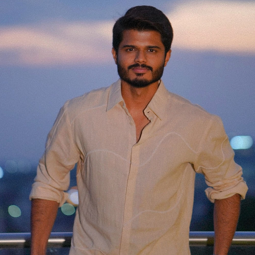 '90స్‌ ఏ మిడిల్ క్లాస్‌ బయోపిక్‌'లో చిన్న పిల్లాడి క్యారెక్టర్‌ను మెయిన్‌ లీడ్‌గా సినిమాను ప్లాన్ చేస్తున్నారు. ఆ క్యారెక్టర్‌లో యంగ్ హీరో ఆనంద్‌ దేవరకొండ నటిస్తున్నట్టుగా వెల్లడించారు. 'యాన్‌ అన్‌ఫినిష్డ్‌ స్టోరీ' పేరుతో తెరకెక్కుతున్న ఈ సినిమాలో వైష్ణవీ చైతన్య హీరోయిన్‌గా నటిస్తున్నారు. 