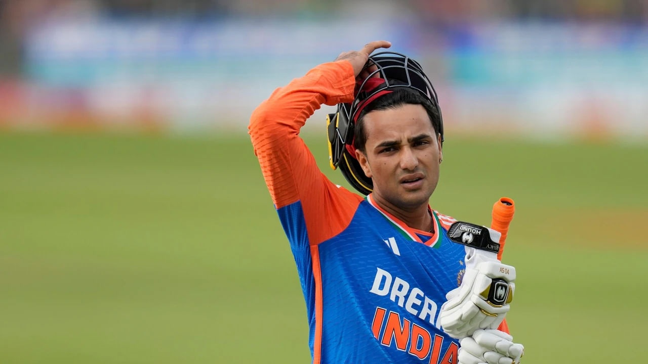 2. అభిషేక్ శర్మ: యువ బ్యాట్స్‌మెన్‌ అభిషేక్‌ శర్మ చెలరేగినప్పుడు, అతను తనంతట తానుగా మ్యాచ్‌ను గెలుస్తాడు. తన తుఫాన్ ఇన్నింగ్స్‌తో కోల్‌కతాలో జరిగిన తొలి మ్యాచ్‌ను ఏకపక్షంగా చేశాడు. అయితే, అప్పటి నుంచి అతని బ్యాట్ తదుపరి రెండు మ్యాచ్‌లలో నిశ్శబ్దంగా మారింది. ఇలాంటి పరిస్థితుల్లో మరోసారి తొలి మ్యాచ్‌ తరహా ప్రదర్శన అవసరం. ఓపెనింగ్‌లో అభిషేక్ శర్మ సెట్‌పైకి వస్తే, అతను పవర్‌ప్లేలో అద్భుతంగా బ్యాటింగ్ చేయడం ద్వారా టీమిండియాకు గొప్ప ఆరంభాన్ని అందించగలడు. ఇది జట్టుకు భారీ స్కోరుకు పునాది అవుతుంది.