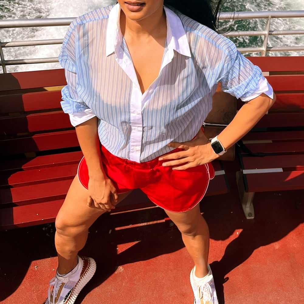 విలన్ గానే కాదు హీరోయిన్ గాను సినిమాలు చేసింది. తెలుగు, తమిళ్ భాషల్లో సినిమాలు చేసి ప్రేక్షకులను ఆకట్టుకుంది. ఇటీవలే పాన్ ఇండియా హిట్ సాధించింది. ఆమె ఎవరో గుర్తుపట్టారా.? హీరోయిన్స్ కు మించిన క్రేజ్ ఉన్న ఆ అమ్మడి అందానికి కుర్రకారు ఫిదా అవుతున్నారు. 