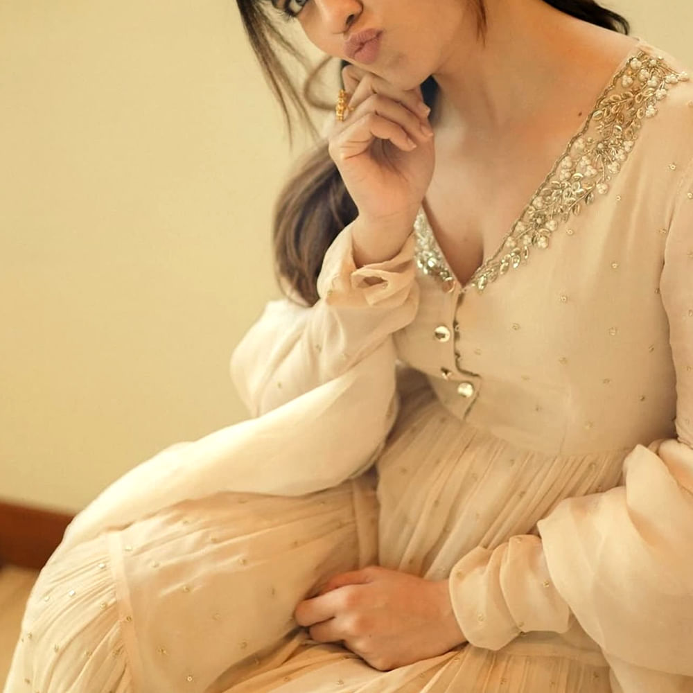 తెలుగులో ఐదు సినిమాలు చేసింది. అందులో ఒకటి బ్లాక్ బస్టర్.. ఏకంగా 300కోట్లకు పైగా వసూళ్లు రాబట్టింది ఆ సినిమా. కానీ ఈ అమ్మడికి మాత్రం అంతగా గుర్తింపు రాలేదు. అలాగే అవకాశాలు కూడా అంతగా రావడమా లేదు.. ఇంతకూ ఆమె ఎవరో గుర్తుపట్టారా.? 