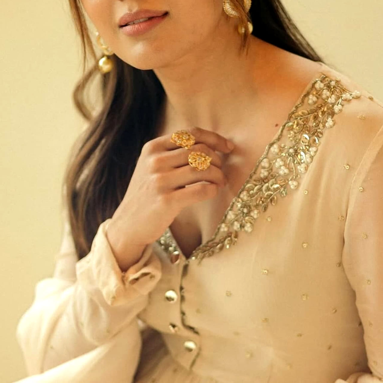 సినిమా ఇండస్ట్రీలో హీరోయిన్ గా నిలదొక్కుకోవడం అంత సులభం కాదు. అవకాశాలు వచ్చినా కూడా హీరోయిన్ గా రాణించలేకపోతున్నారు కొందరు. మరికొందరు హిట్ వచ్చినా కూడా ఆఫర్స్ అందుకోలేకపోతున్నారు. వారిలో ఈ అమ్మడు ఒకరు. 