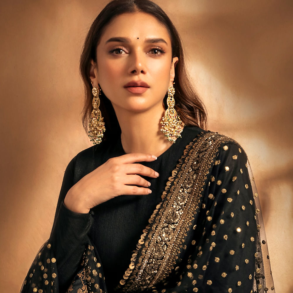 అనంతరం బీ-టౌన్‌లో అదితికి వరుస ఆఫర్స్ వెల్లువెత్తాయి. అందులో పలు చిత్రాలు బాక్సాఫీస్ దగ్గర సూపర్ హిట్స్ కూడా సాధించాయి. ఇక 2018లో ‘సమ్మోహనం’ సినిమాతో తెలుగులోకి ఎంట్రీ ఇచ్చిన అదితి రావు హైదరీ.