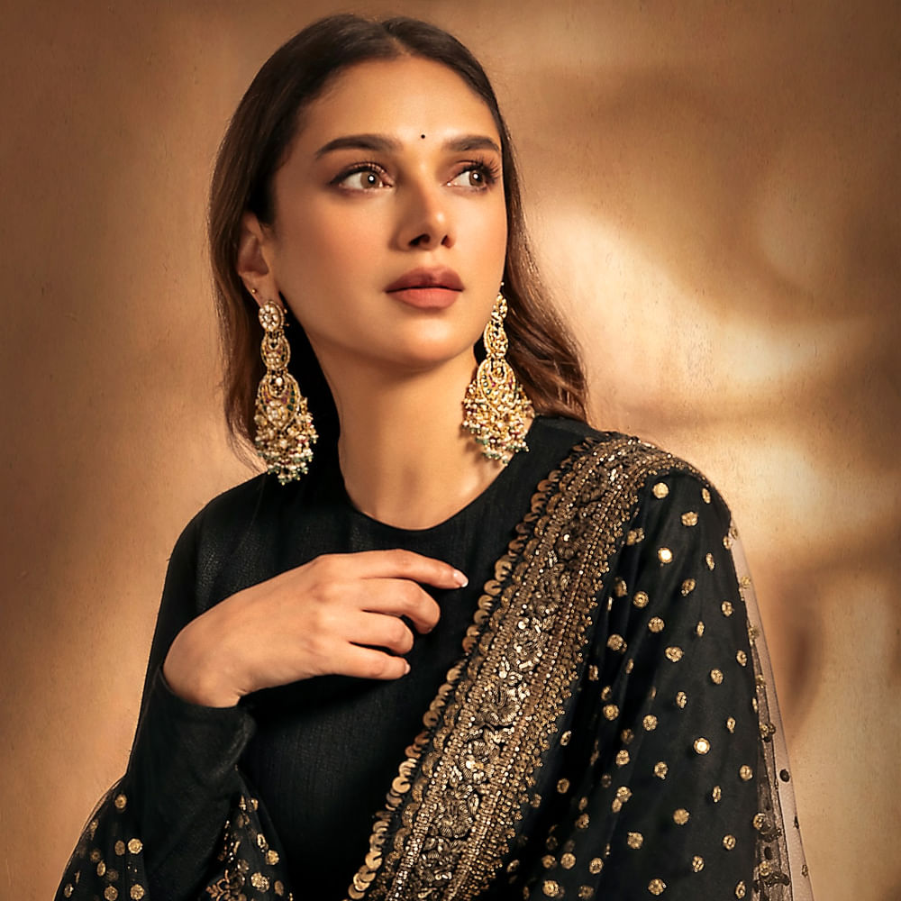 తొలి సినిమాతోనే ఈ అమ్మడు తెలుగులో మంచి విజయాన్ని అందుకుంది ఈ బ్యూటీ. అటు హిందీ.. ఇటు తెలుగు భాషలతో పాటు తమిళం, మలయాళం భాషల్లో తన నటనకు ఎంతోమంది ఫ్యాన్స్‌ను సొంతం చేసుకుంది ఈ కుర్రబ్యూటీ. ప్రస్తుతం కుర్రాళ్ళకు ఫేవరెట్ హీరోయిన్ అదితి రావు హైదరీ.