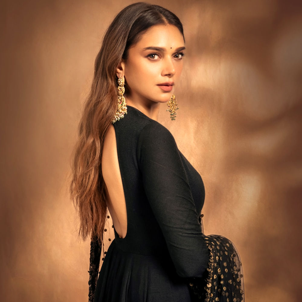 తెలుగులో ‘సమ్మోహనం’, ‘అంతరిక్షం 9000 KMPH’, ‘V’, ‘మహా సముద్రం’ లాంటి చిత్రాలు చేసింది. ఇక ప్రస్తుతం ‘గాంధీ టాక్స్’, ‘లయనెస్స్’ అనే సినిమాలు చేస్తోంది. ఇటీవలే ఈ చిన్నది పెళ్లి చేసుకుంది. ఇటీవలే టాలీవుడ్ హీరోహీరోయిన్ సిద్ధార్థ్, అదితి రావు హైదరీ పెళ్లి బంధంతో ఒక్కటయ్యారు.