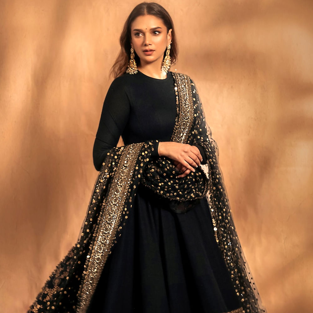 ఇక పెళ్లి తర్వాత అదితి రావు హైదరీ సినిమాలు తగ్గించింది. సోషల్ మీడియాలో ఈ చిన్నది చాలా యాక్టివ్ గా ఉంటుంది. తాజాగా ఈ ముద్దుగుమ్మ షేర్ చేసిన ఫోటోలు నెట్టింట వైరల్ అవుతున్నాయి. ఈ ఫోటోలకు క్రేజీ కామెంట్స్ చేస్తున్నారు.