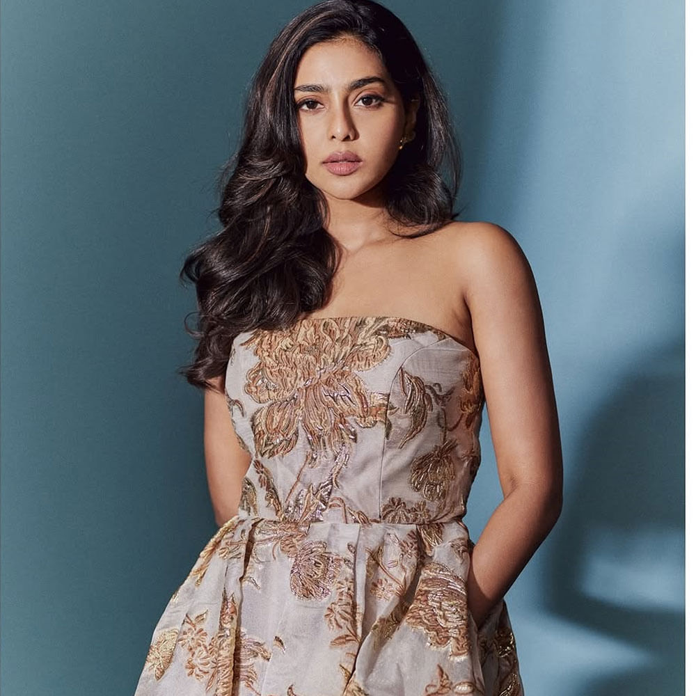 సినిమా పరిశ్రమలోకి అనుకోకుండా ఎంట్రీ ఇచ్చింది. కట్ చేస్తే తక్కువ సమయంలోనే క్రేజ్ సొంతం చేసుకుంది. తనే హీరోయిన్ ఐశ్వర్య లక్ష్మి. 2017లో ఇండస్ట్రీలోకి అడుగుపెట్టిన ఈ అమ్మడు.. ఆ తర్వాత వరుస హిట్స్ అందుకుంది. 