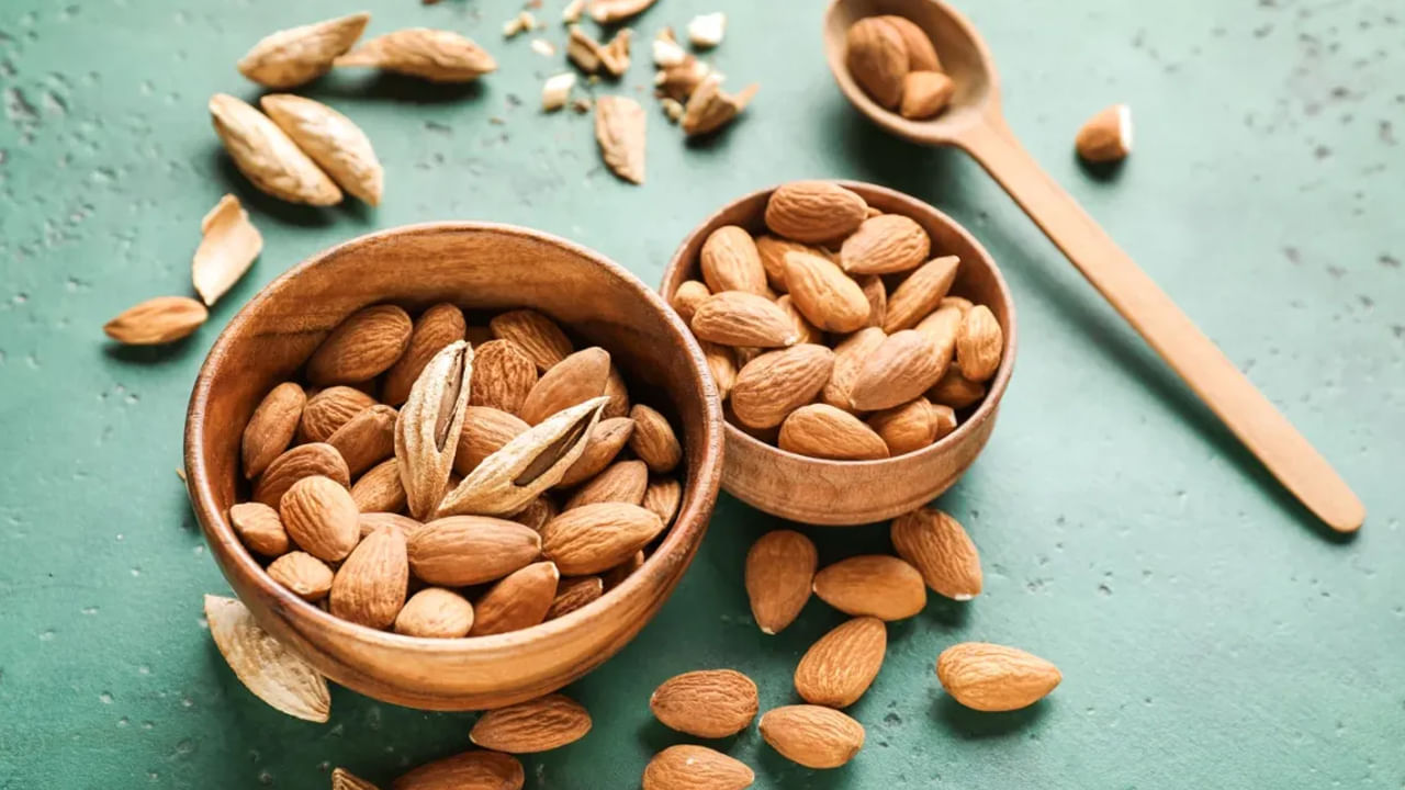 బాదం పప్పులను అమితంగా తీసుకుంటే బరువు పెరిగే ప్రమాదం ఉందని నిపుణులు చెబుతున్నారు. కొంత మంది వ్యక్తులకు బాదం అలెర్జీ ఉంటుంది. మోతాదుకు మించి తీసుకుంటే వారు ఇబ్బంది పడే ప్రమాదం ఉంది. కిడ్నీ స్టోన్స్ ఉన్నవారు కూడా బాదంపప్పులు తినడం మంచిది కాదు