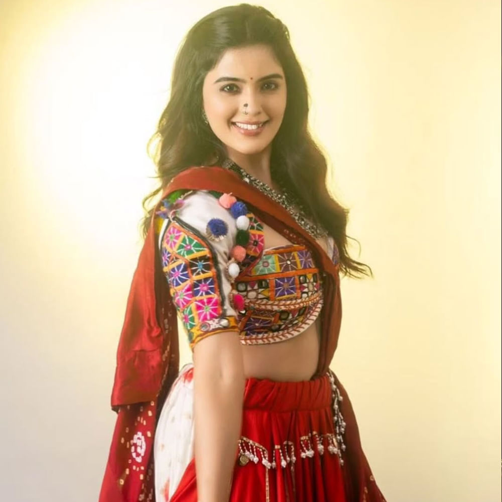 హనుమాన్ సినిమా ఏకంగా 300కోట్లకు పైగా వసూళ్లు రాబట్టింది. కానీ ఈ అమ్మడికి మాత్రం అనుకున్నంత గుర్తింపు రాలేదు. ఇప్పుడున్న హీరోయిన్స్ ఓవర్ నైట్ లో స్టార్స్ అవుతున్నారు. అంత పెద్ద హిట్ కొట్టనా కూడా ఈ చిన్నది ఇంకా ఆఫర్స్ కోసం ఎదురుచూస్తుంది. ఇటీవలే బచ్చల మల్లి అనే సినిమా చేసింది. కానీ ఆ సినిమా నిరాశపరిచింది. 