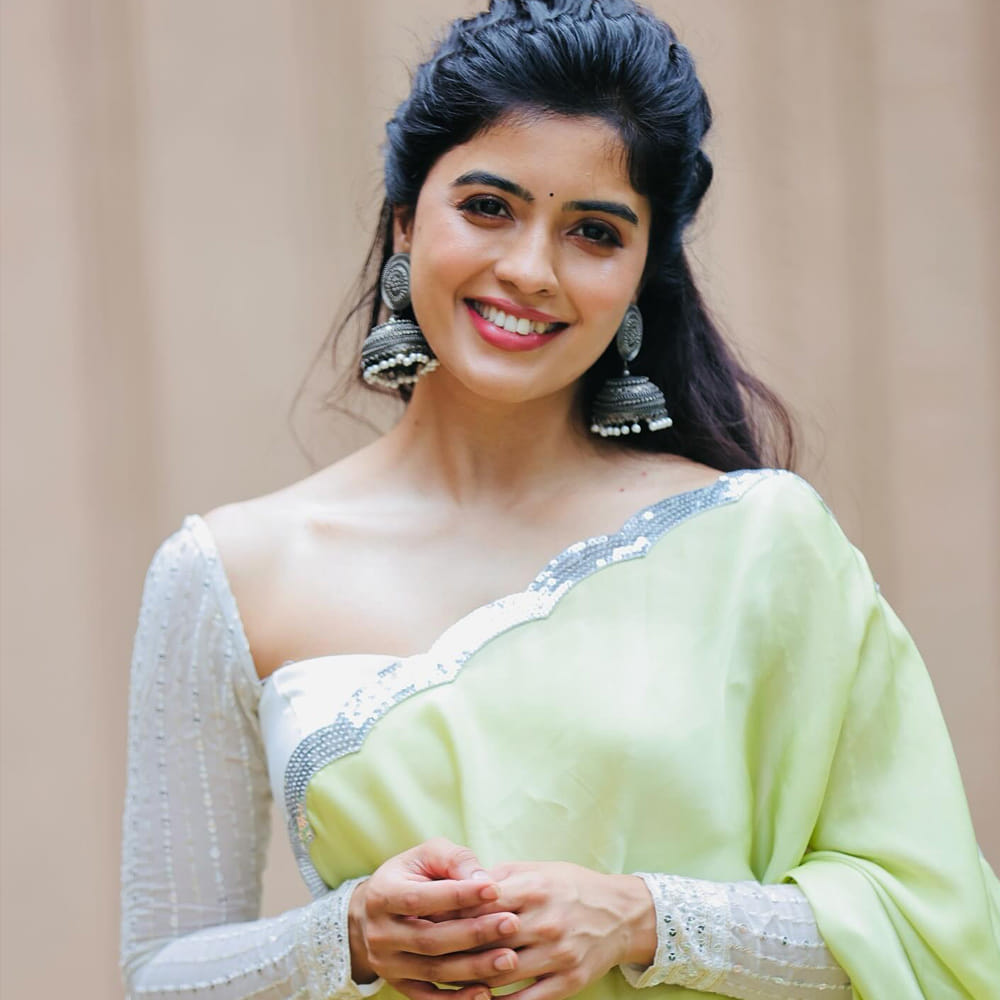 అలాగే యాంకర్ ప్రదీప్ మాచిరాజు హీరోగా నటించిన 30 రోజుల్లో ప్రేమించటం ఎలా.? అనే సినిమాతో గుర్తింపు తెచ్చుకుంది. తెలుగులో అర్జున ఫల్గుణ సినిమాలో కనిపించిన ఈ బ్యూటీకి హనుమాన్ సినిమాలో ఛాన్స్ వచ్చింది.