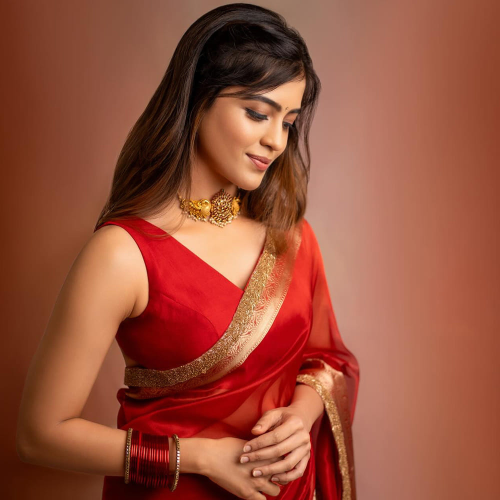 ప్రశాంత్ వర్మ దర్శకత్వంలో వచ్చిన హనుమాన్ సినిమా భారీ విజయాన్ని అందుకుంది. ఎలాంటి అంచనాలు లేకుండా విడుదలైన ఈ సినిమా మొత్తంగా 300కోట్లకు పైగా వసూల్ చేసి రికార్డ్ క్రియేట్ చేసింది. దీంతో అమృతకు సైతం గుర్తింపు వచ్చింది.