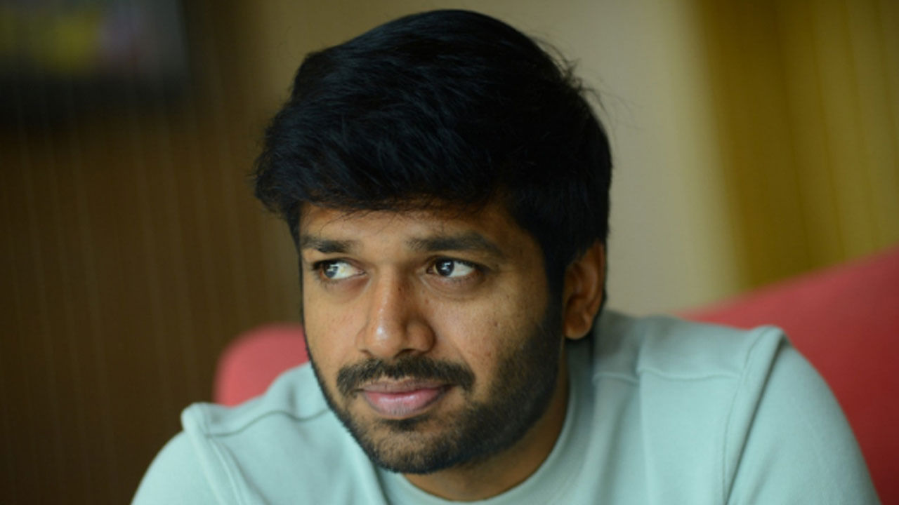 కమర్షియల్ సినిమాకు కామెడీ టచ్‌ ఇస్తూ అనిల్ చేసే మూవీస్‌ మెగా ఇమేజ్‌కు పర్ఫెక్ట్‌గా సూట్ అవుతాయంటున్నారు ఇండస్ట్రీ జనాలు. ఈ యంగ్ డైరెక్టర్‌ ఇండస్ట్రీలో పదేళ్ల జర్నీ పూర్తి చేసుకున్న సందర్భంగా మరిన్ని సక్సెస్‌ఫుల్ సినిమాలతో ఆడియన్స్‌ను అలరించాలని విష్ చేస్తున్నారు.