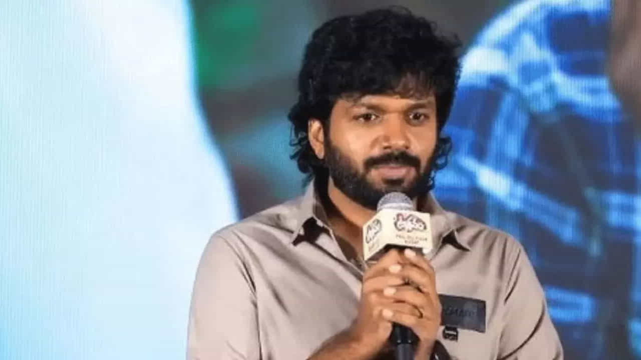 పదేళ్ల కెరీర్‌లో ఎనిమిది సినిమాలు చేసిన అనిల్ రావిపూడి దాదాపు అన్ని సూపర్ హిట్సే ఇచ్చారు. ఒక్క ఎఫ్‌ 3 మాత్రమే బిలో యావరేజ్‌ రేంజ్‌లో పర్ఫామ్ చేసినా... నిర్మాతలకు నష్టాలు మాత్రం రాలేదు. ఆల్మోస్ట్ హండ్రెడ్ పర్సెంట్ సక్సెస్‌ రేటుతో ఇండస్ట్రీ రికార్డుల లెక్కలు మార్చేస్తున్నారు అనిల్‌. 