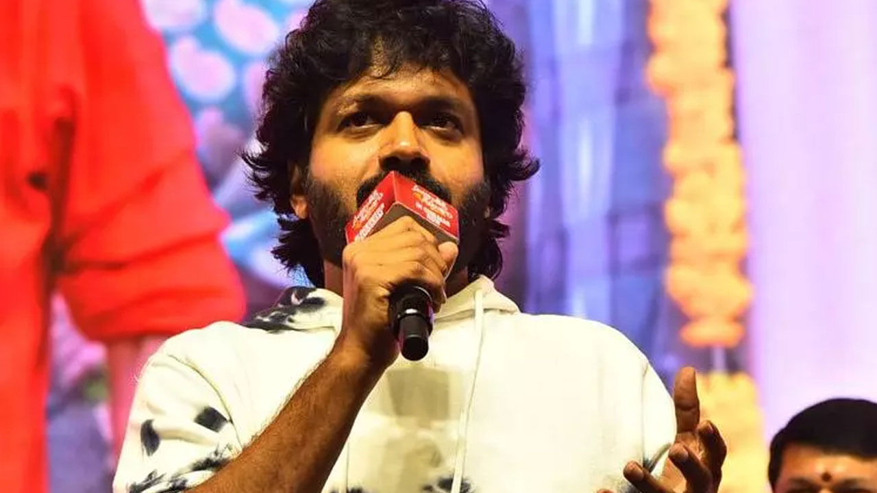 సంక్రాంతి బరిలో బ్లాక్ బస్టర్ హిట్ సినిమా సంక్రాంతికి వస్తున్నాం. వెంకటేష్ హీరోగా దిల్ రాజు నిర్మించిన ఈ సినిమాకు అనిల్ రావిపూడి దర్శకుడు. షార్ట్ టైమ్‌లో లిమిటెడ్ బడ్జెట్‌తో రూపొందించిన ఈ మూవీ ఇండస్ట్రీ రికార్డులను తిరగరాస్తోంది. బడ్జెట్ పరంగా చూసుకుంటే ఈ సంక్రాంతికి ఇదే బిగ్గెస్ట్ హిట్ అంటున్నారు క్రిటిక్స్‌.