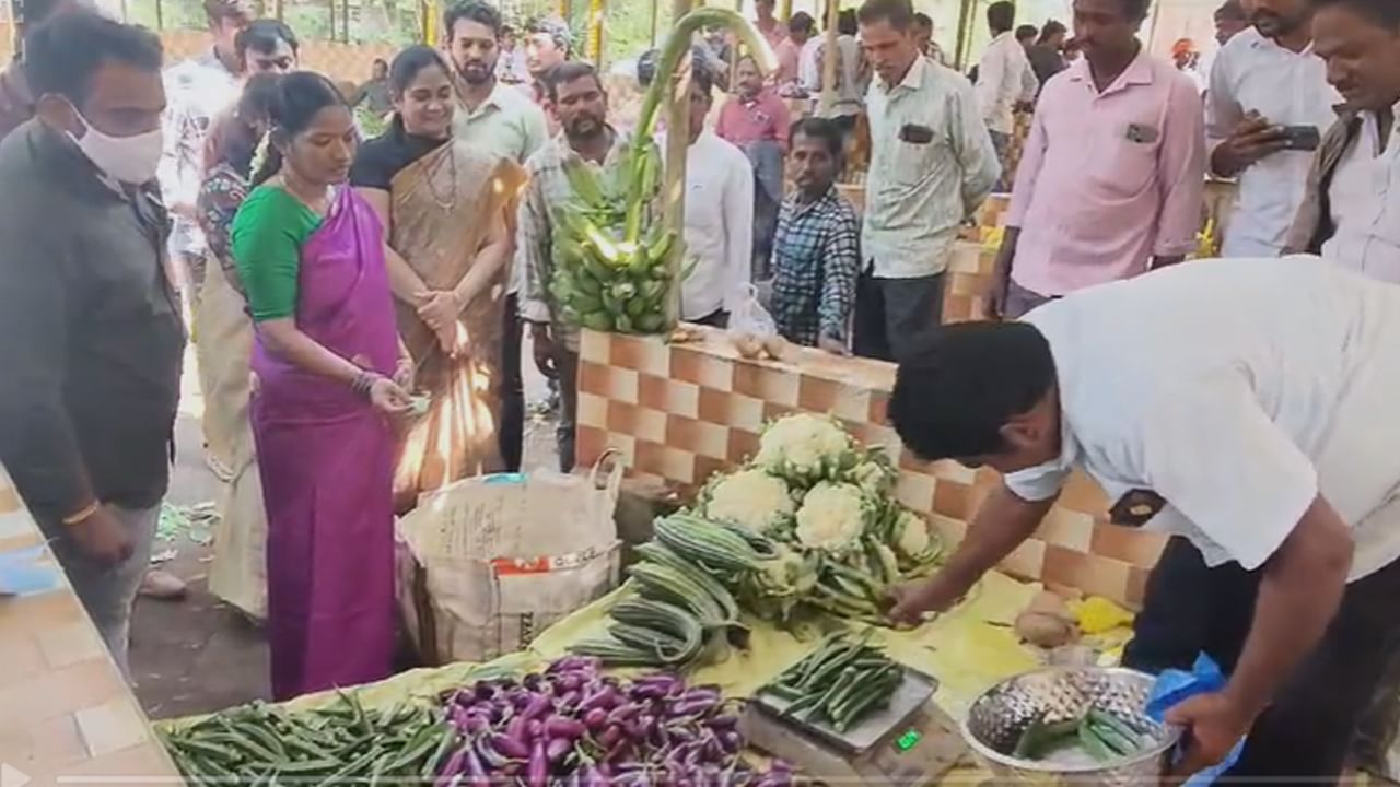 AP News: రైతు బజార్‌లో కూరగాయలు కొనేందుకు వచ్చిన మహిళ.. ఆమెను చూడగా