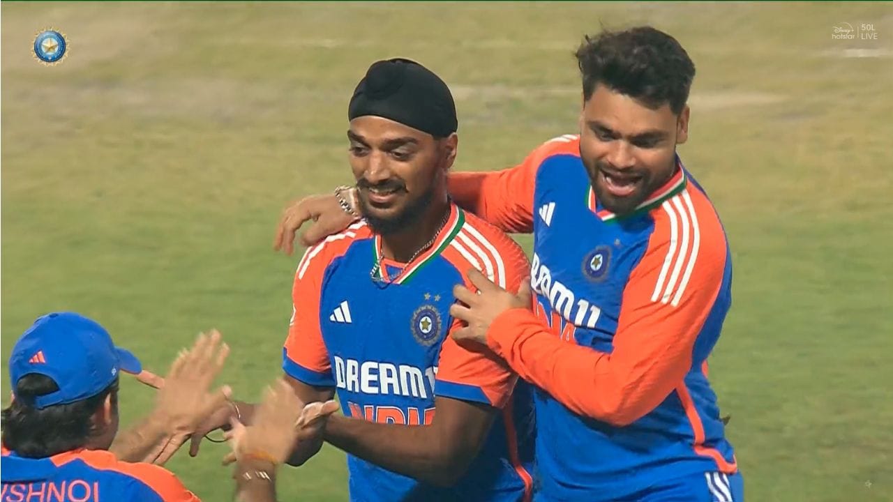 కోల్‌కతాలోని ఈడెన్ గార్డెన్స్ వేదికగా ఇంగ్లండ్‌తో జరిగిన తొలి టీ20 మ్యాచ్‌లో అర్షదీప్ సింగ్ అత్యుత్తమ ధాటికి 4 ఓవర్లలో 17 పరుగులిచ్చి 2 వికెట్లు పడగొట్టాడు. ఈ రెండు వికెట్లతో అర్ష్‌దీప్‌ సింగ్‌ భారత్‌ తరపున సరికొత్త రికార్డును లిఖించాడు.