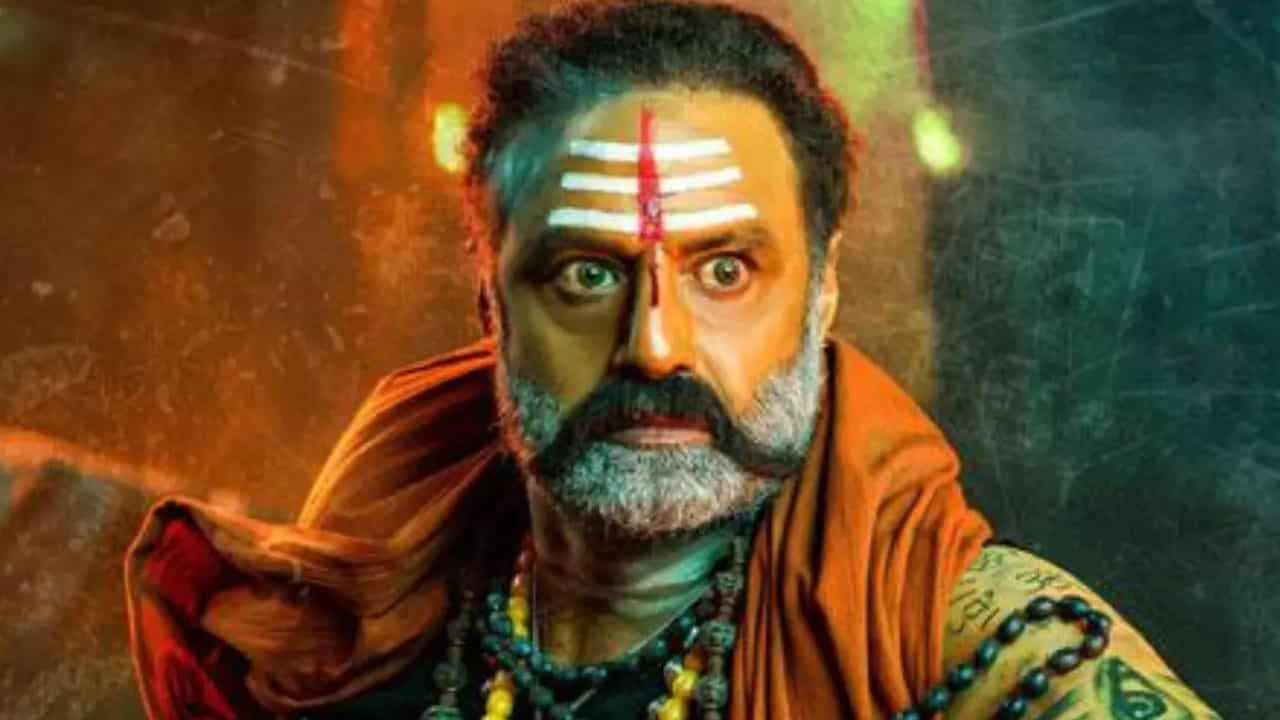 అఖండ తొలి భాగంలో అఘోరా పాత్రతో పాటు ఫ్యామిలీ సెంటిమెంట్ మీద కూడా ఎక్కువగా ఫోకస్ చేశారు. ముఖ్యంగా బాలయ్య అభిమానులు కోరుకునే మాస్ యాక్షన్, పంచ్ డైలాగులు అఖండలో పుష్కలంగా ఉన్నాయి. అందుకే ఆ సినిమా అంత పెద్ద విజయం సాధించింది.