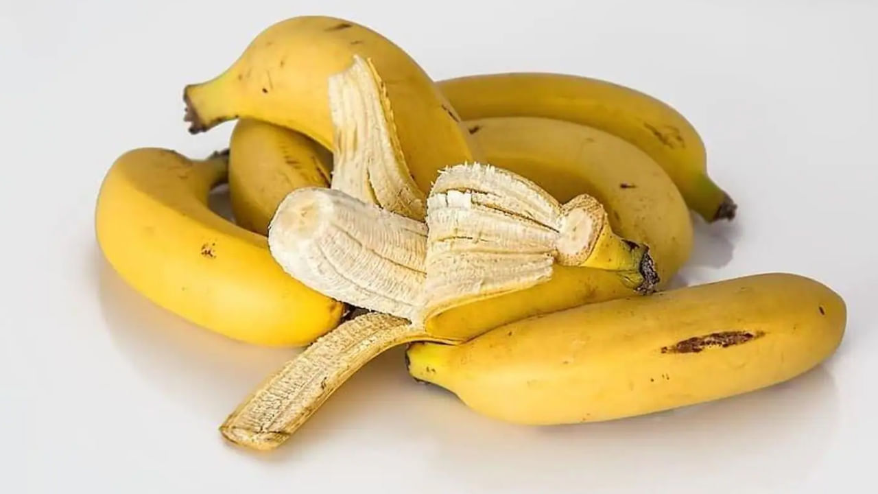 మీ దంతాలు పసుపు రంగులోకి మారినట్లయితే, దానిని తొలగించడానికి అరటి తొక్కను ఉపయోగించండి. దీంతో మీ దంతాలు మెరుస్తాయి. ఇందుకోసంఒక పండిన అరటి పండు తీసుకొని దాని పై తొక్కను తీసివేయండి. అరటి తొక్కలోని తెల్లని భాగాన్ని దంతాల మీద రుద్దాలి. ఇలా చేయడం వల్ల దంతాలపై పసుపు మరక పోతుంది.