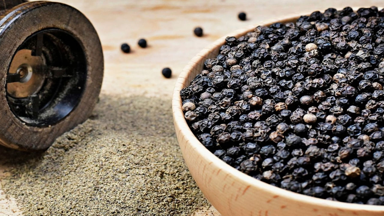 నల్ల మిరియాలను క్రమం తప్పకుండా తీసుకోవడం వల్ల శరీర రోగనిరోధక శక్తి పెరుగుతుంది. ప్రతిరోజూ రెండు నల్ల మిరియాల గింజలు తినడం వల్ల గుండె జబ్బులు రాకుండా ఉంటాయి.
నల్ల మిరియాలు తీసుకోవడం వల్ల కీళ్ళు, అన్నవాహిక వాపు తగ్గుతుంది. నల్ల మిరియాలు వాత దోషాన్ని తొలగిస్తాయి. శరీరం నుండి విషాన్ని తొలగిస్తాయి.