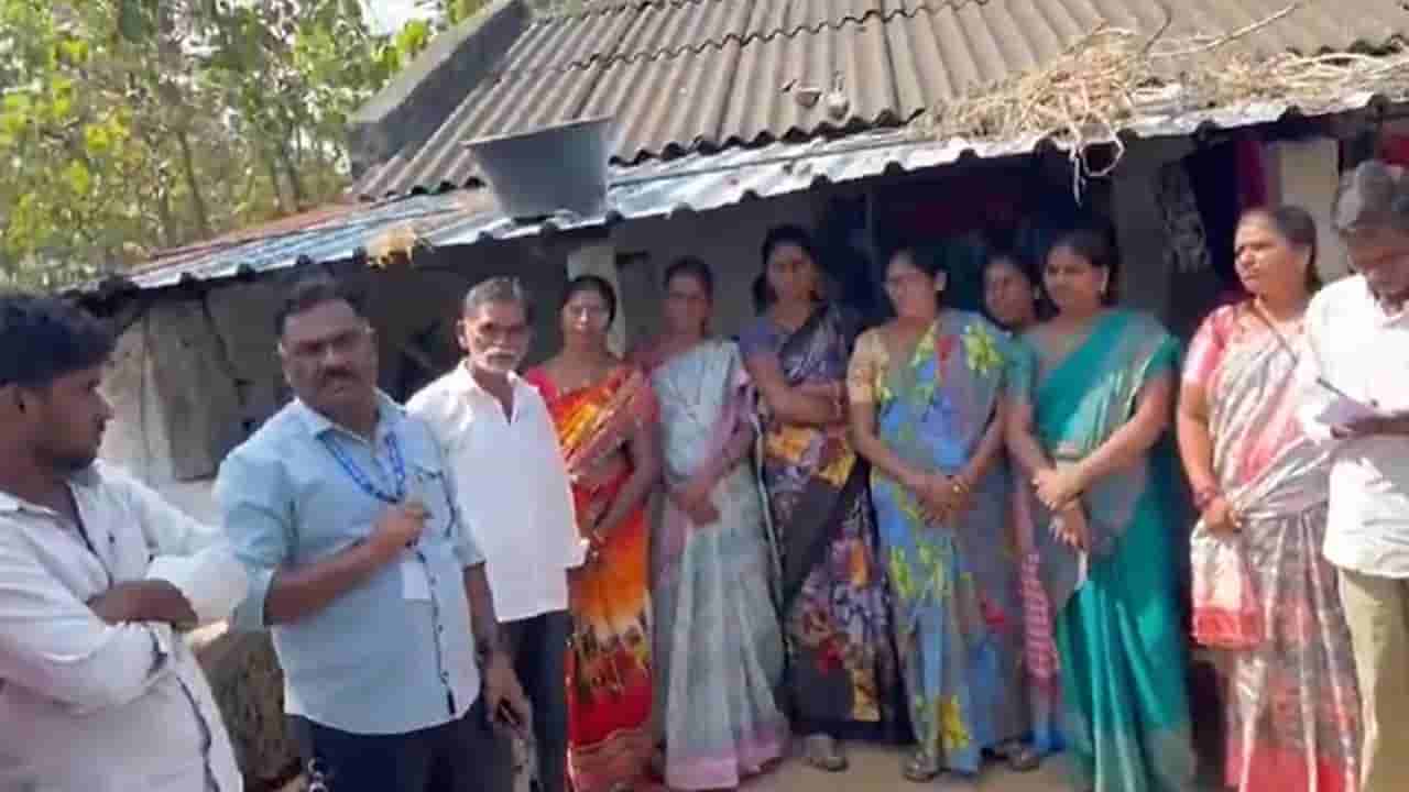 గిరిజన మహిళ ఇంటి ముందు పొయ్యి పెట్టి బ్యాంక్ సిబ్బంది వంటావార్పు.. ఎందుకో తెలుసా?